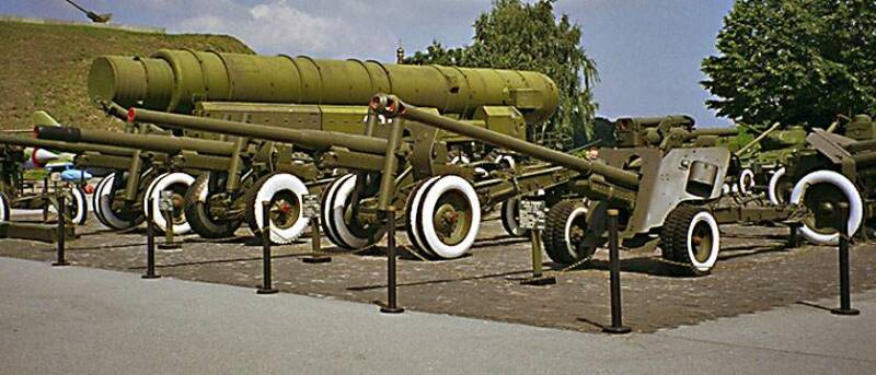 soviet ww2 artillery pieces at kiev military museum