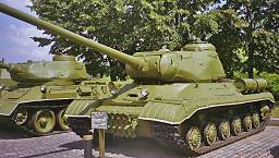 The Josef Stalin 1 tank replaced the earlier KV heavy tanks